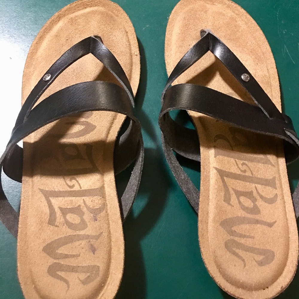 Tan/black flip flops